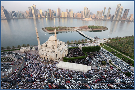 Muslimiinta oo ku tukanaya banaanka Masjidka Alnuur, Shaariqa,UAE