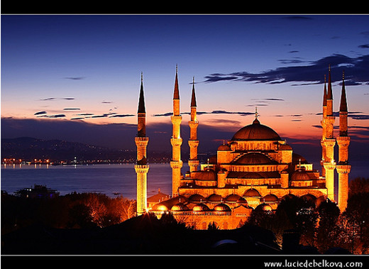 Masjidka-Buluuga-ah-Sultan-Ahmet-Camili-Istanbul.